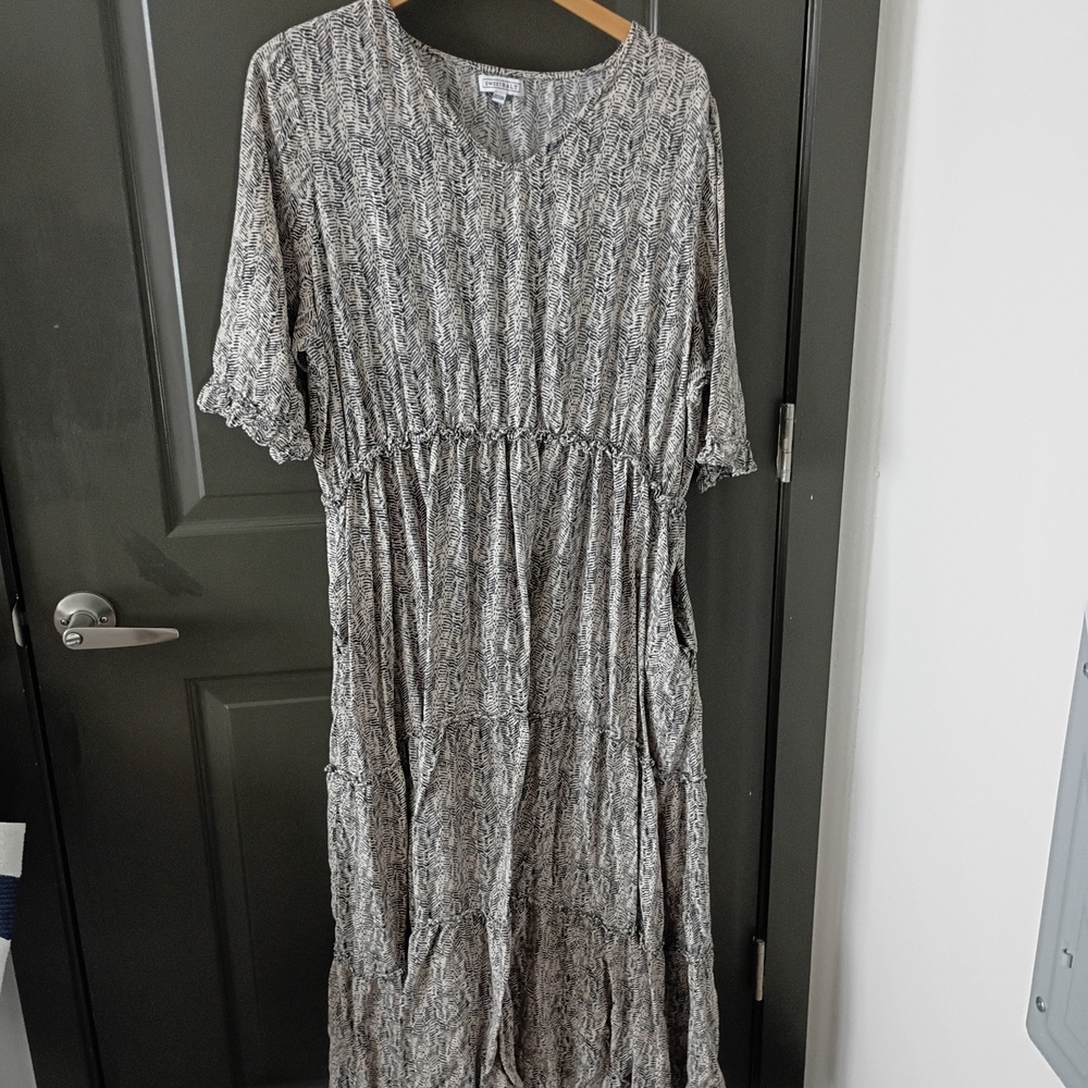 Lightweight Black & White Printed Maxi Dress